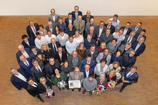Die 34 Geehrten mit dem Präsident der Handwerkskammer Dr. Georg Haber und Geschäftsführer Alexander Stahl.