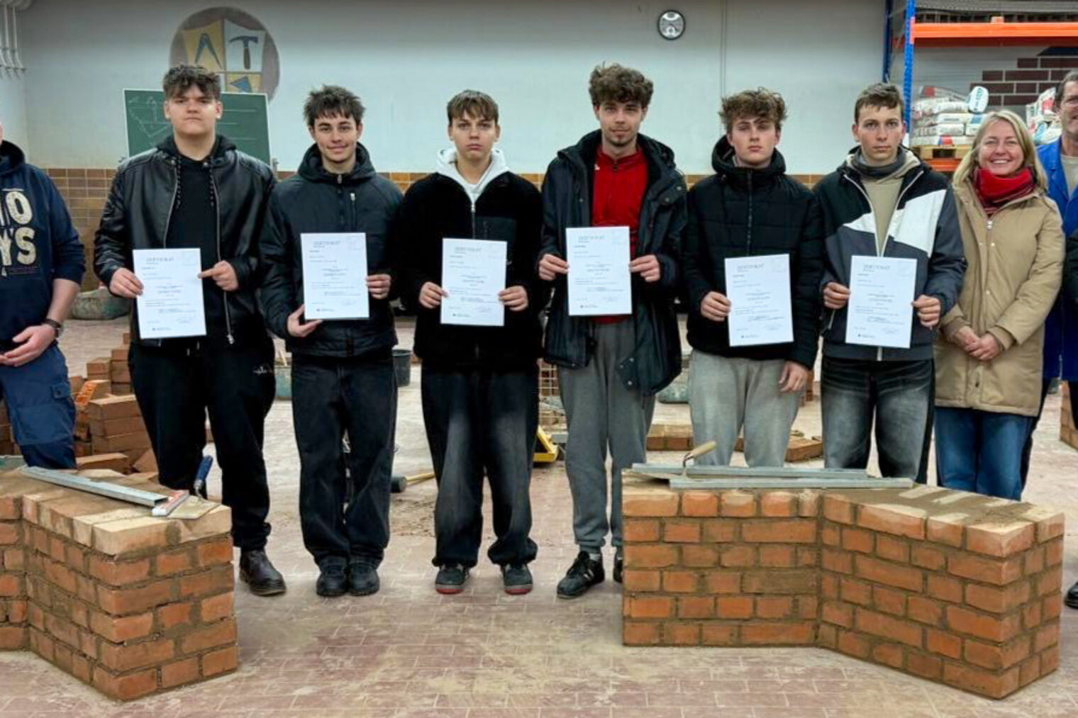 Die tschechischen Teilnehmer des Schüleraustausches mit den Verantwortlichen.