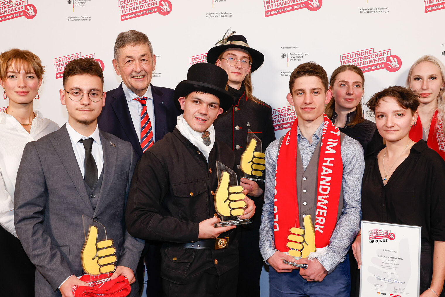 Die ostbayerischen Bundessieger mit den Vertretern der Handwerkskammer.