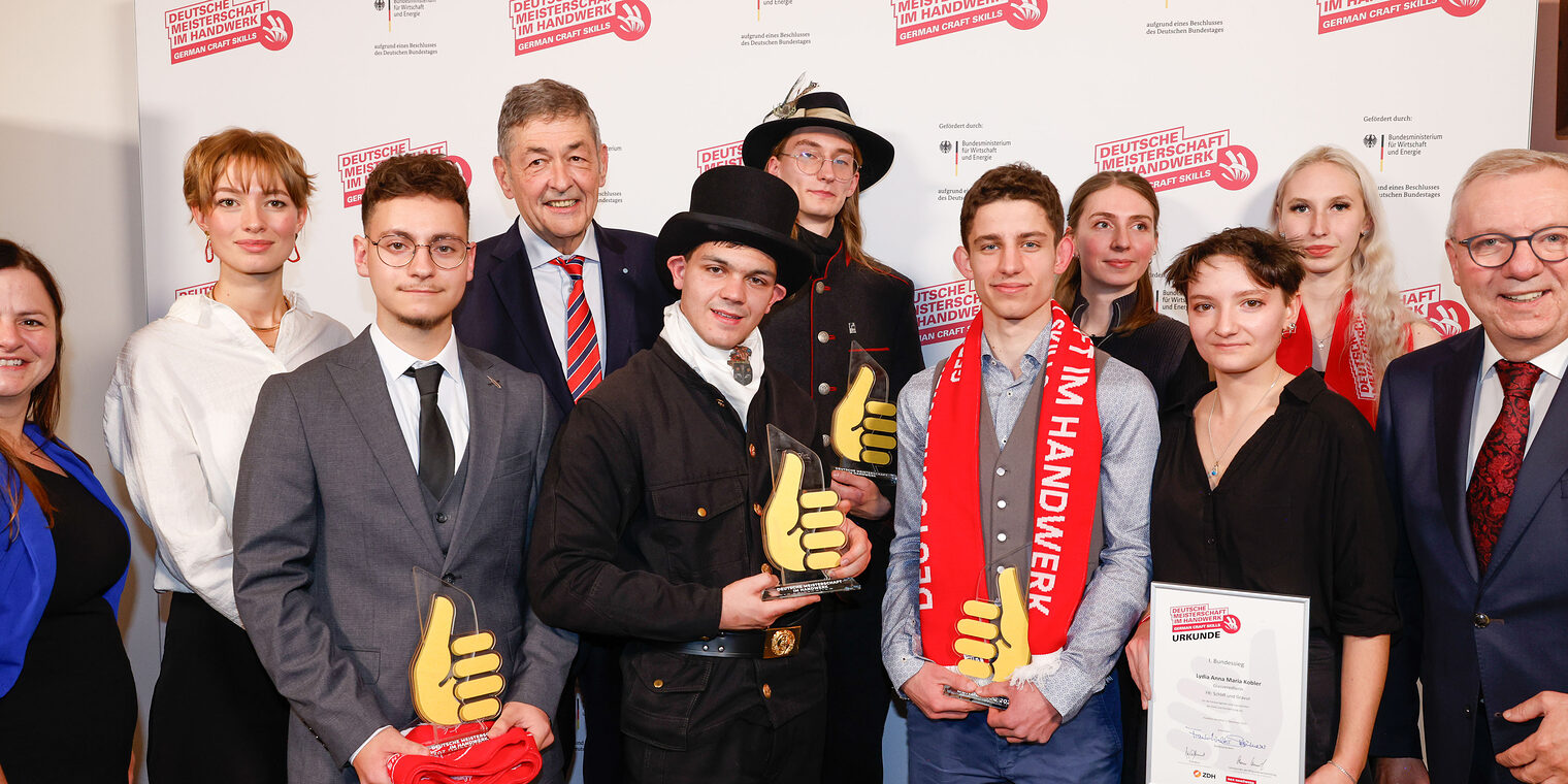 Die ostbayerischen Bundessieger mit den Vertretern der Handwerkskammer.