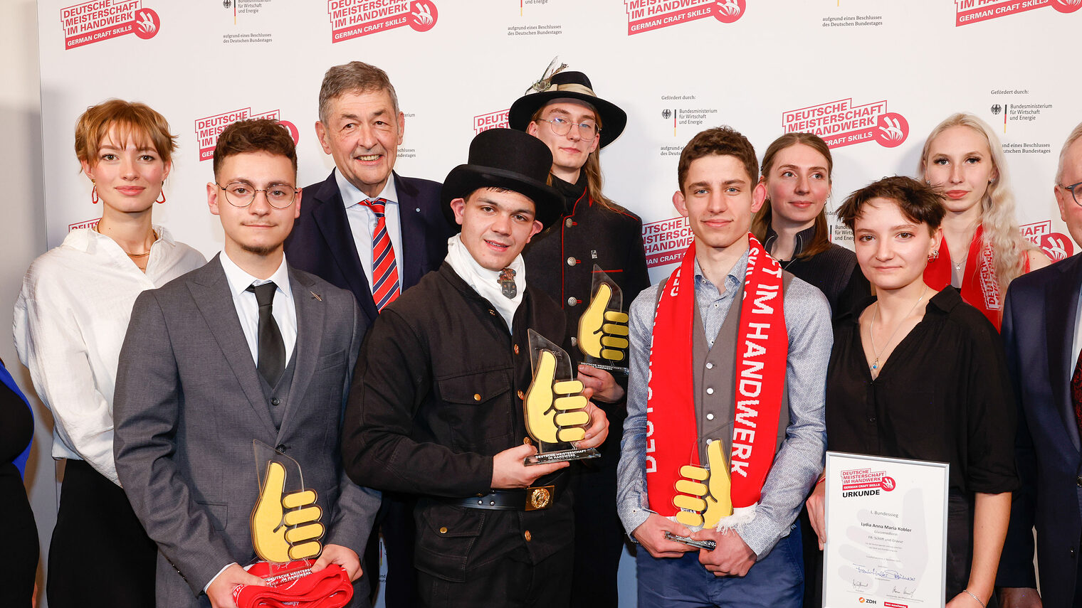 Die ostbayerischen Bundessieger mit den Vertretern der Handwerkskammer.