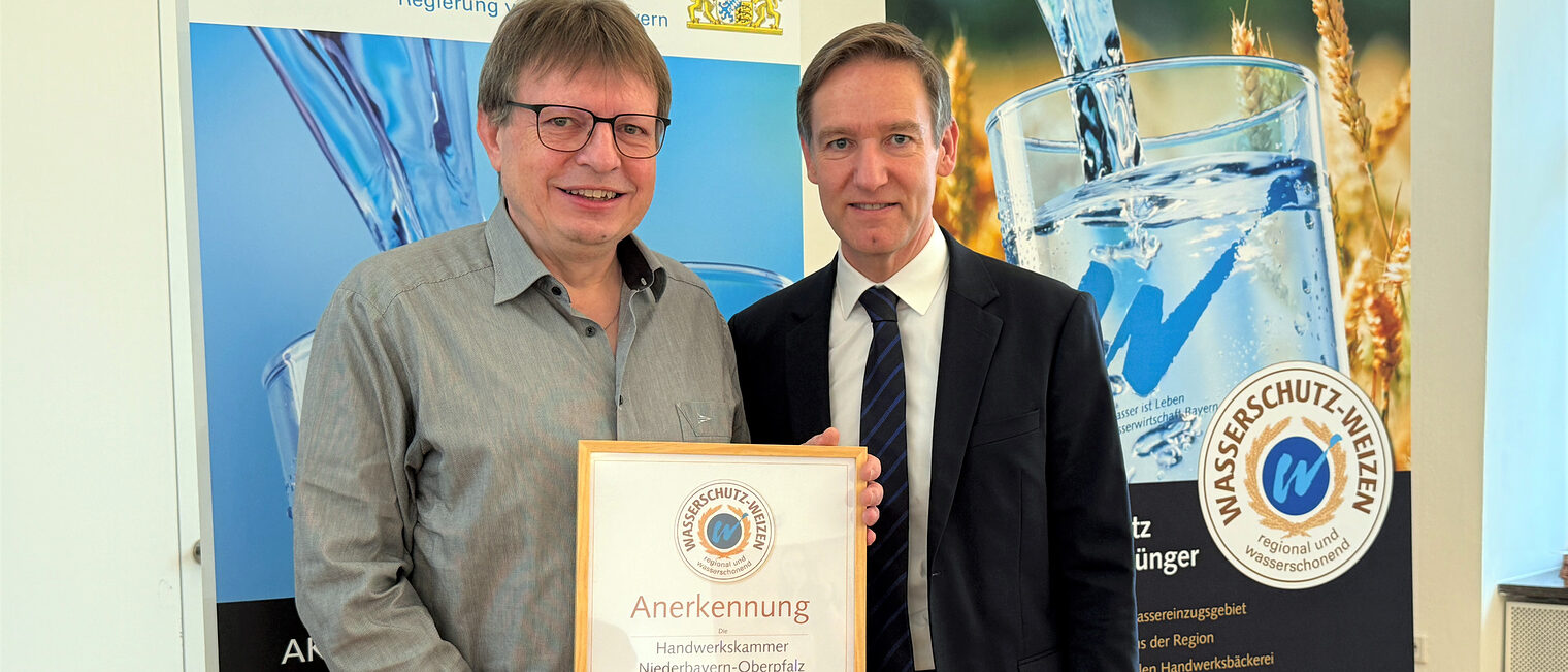HWK-Ausbilder Manfred Sagstetter und Regierungspräsident von Niederbayern Rainer Haselbeck machen sich für sauberes Wasser stark.