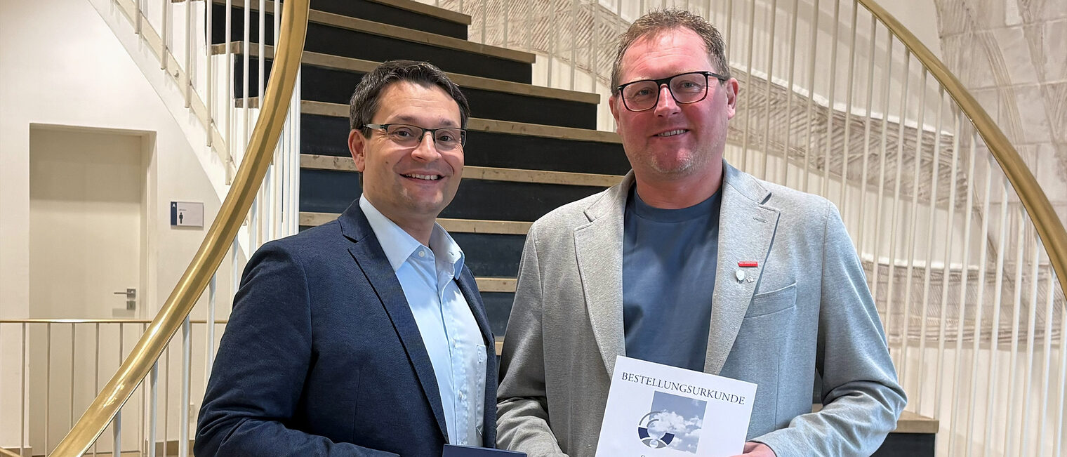 Christian Erntl bekam von Geschäftsführer Alexander Stahl die Sachverständigenurkunde überreicht.