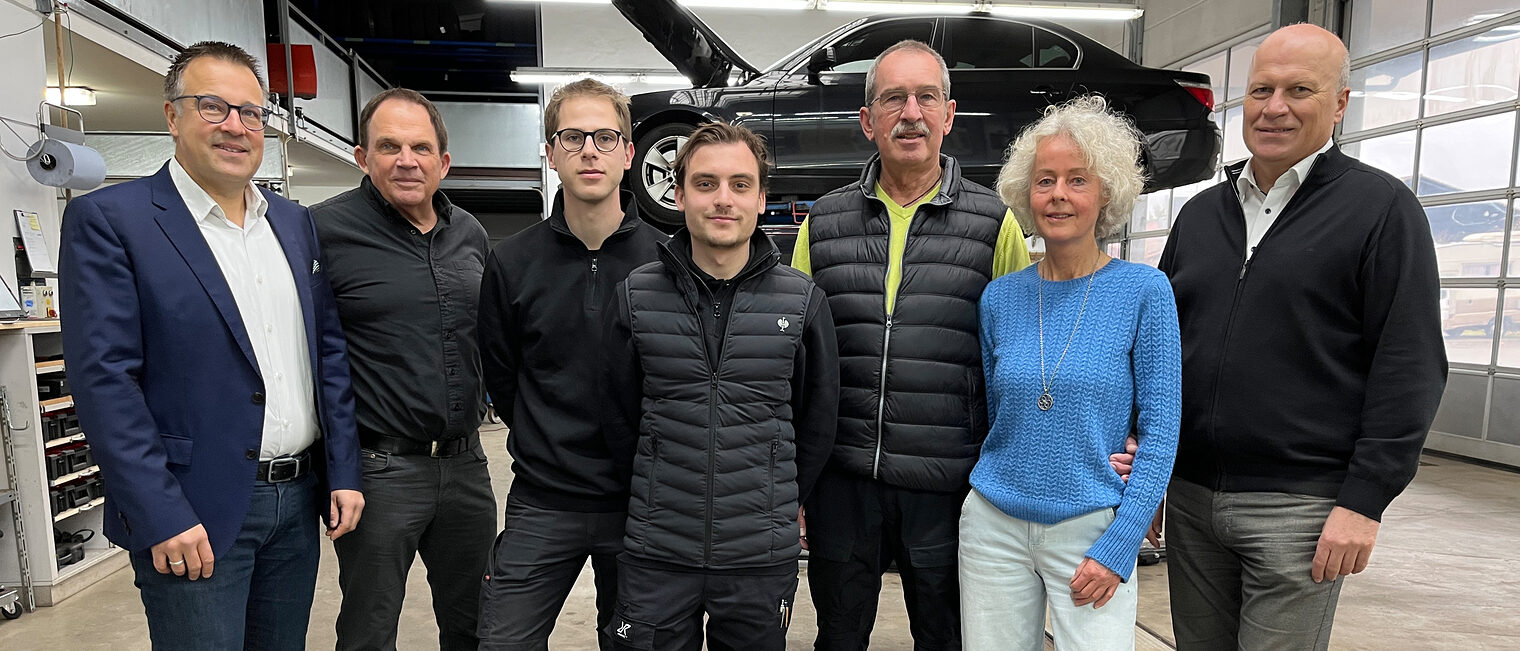 Alle Beteiligten der Handwerkskammer und des Betriebes freuen sich über den gelungenen Betriebsübergang.