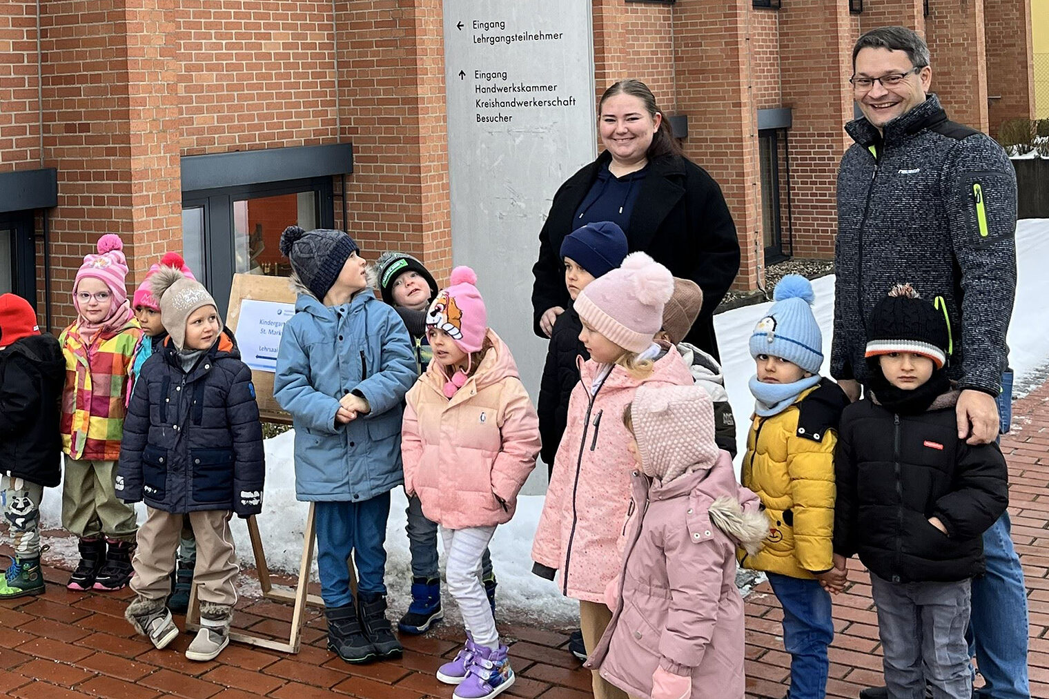 Die Kinder und Erzieherinnen des St. Markus Kindergartens in Weiden mit Geschäftsführer Alexander Stahl.