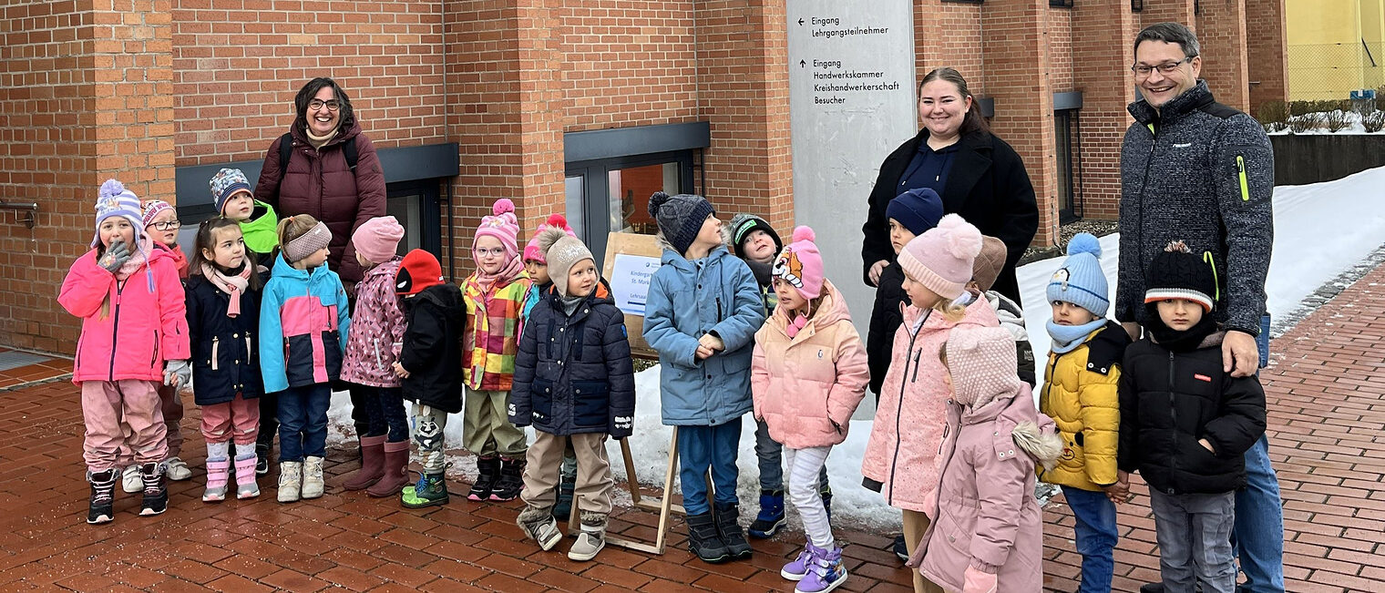 Die Kinder und Erzieherinnen des St. Markus Kindergartens in Weiden mit Geschäftsführer Alexander Stahl.