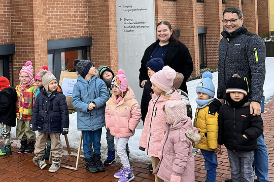 Die Kinder und Erzieherinnen des St. Markus Kindergartens in Weiden mit Geschäftsführer Alexander Stahl.
