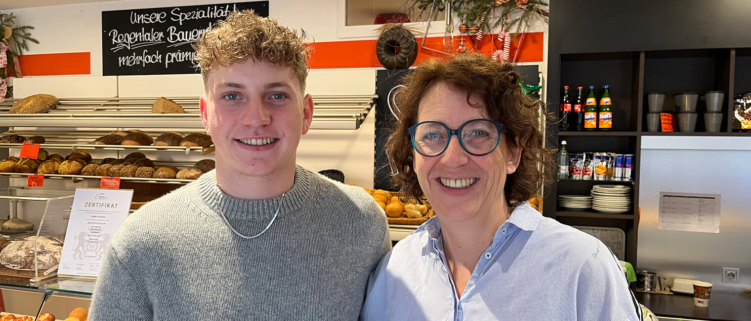 Mutter Kerstin und Sohn Jakob Berg stehen gemeinsam in der Familenbäckerei. Sie wollen gemeinsam die Zukunft ihres Betriebs sichern.