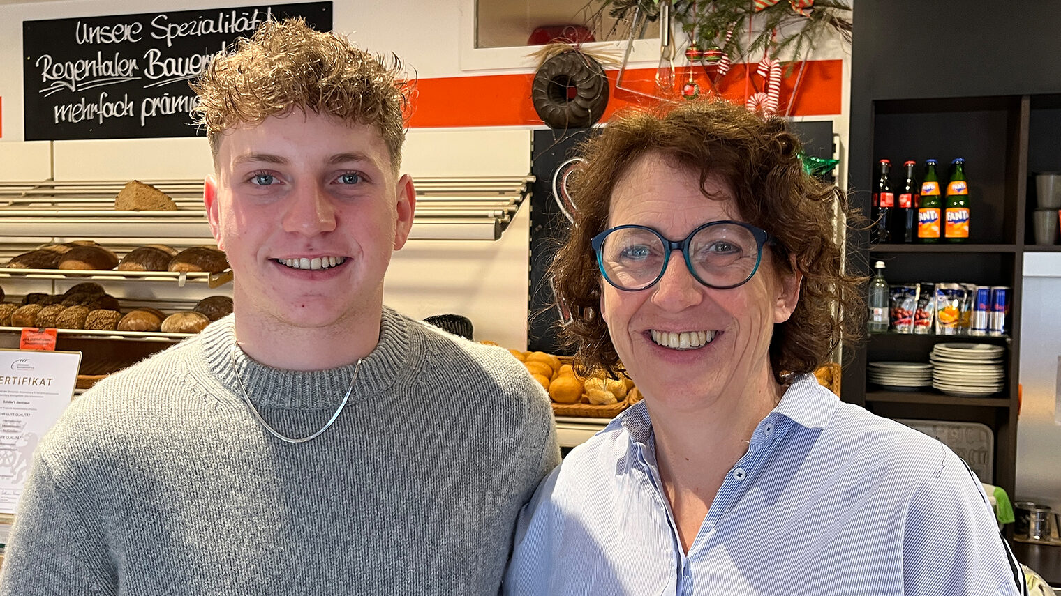 Mutter Kerstin und Sohn Jakob Berg stehen gemeinsam in der Familenbäckerei. Sie wollen gemeinsam die Zukunft ihres Betriebs sichern.