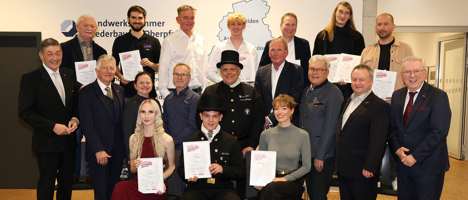 Zusammen mit ihren jeweiligen Ausbildern wurden die Bundessieger bei der Deutschen Meisterschaft im Handwerk in Regensburg geehrt.