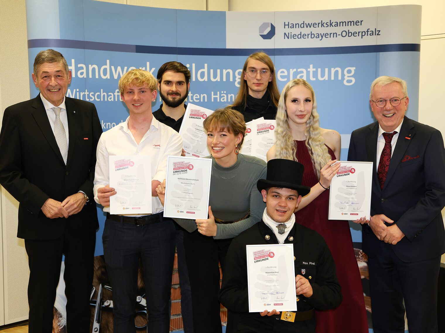 Präsident Dr. Georg Haber und Hauptgeschäftsführer Jürgen Kilger mit den Bundessiegern.