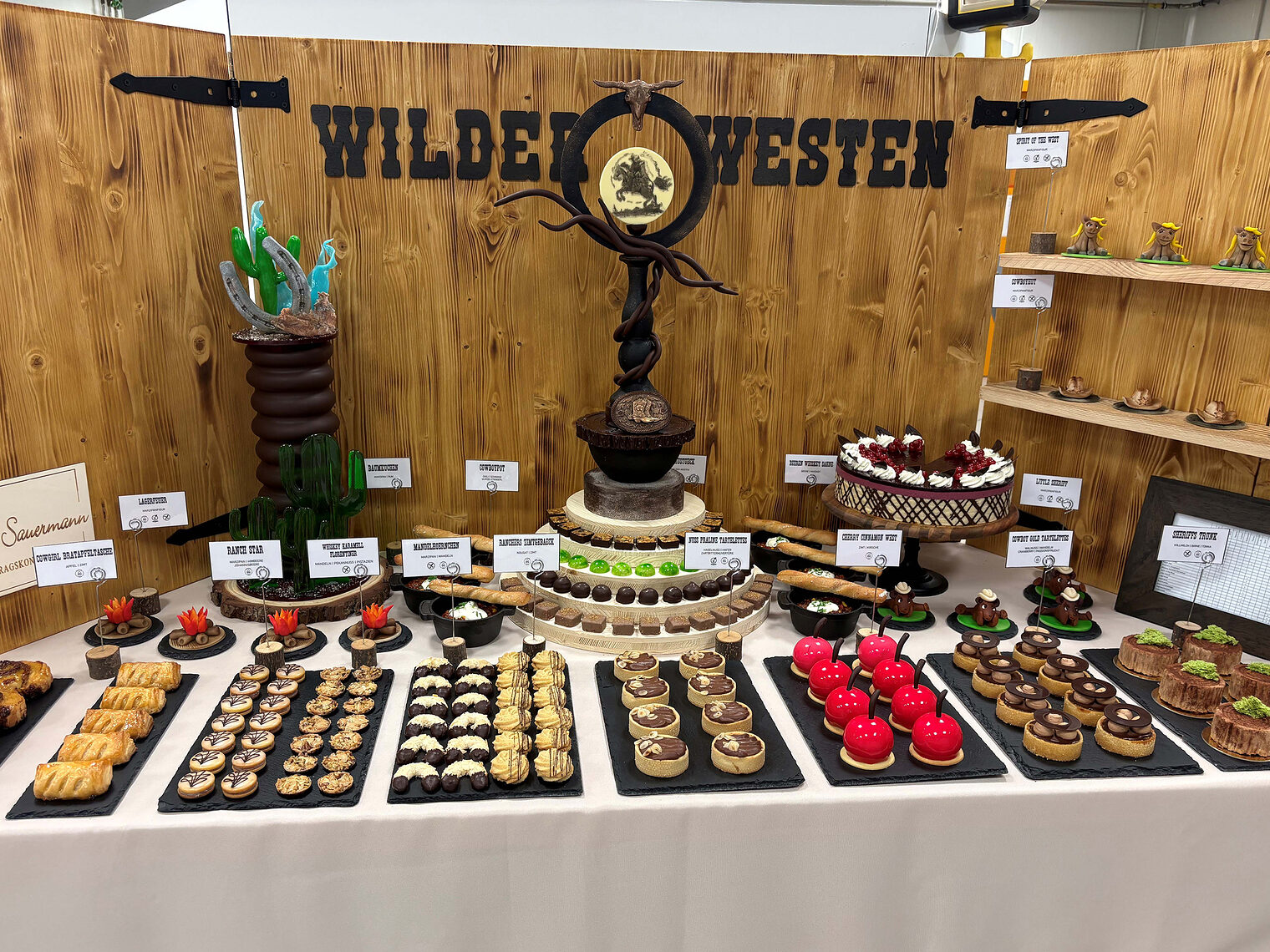 Ein Schaubuffet von Andrea Sauermann zum Thema "Wilder Westen". 