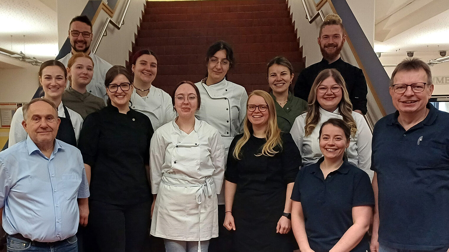 Kursleiter und Ausbilder der Konditoren sehen stolz mit ihren diesjährigen Meisterschülern in die Kamera.