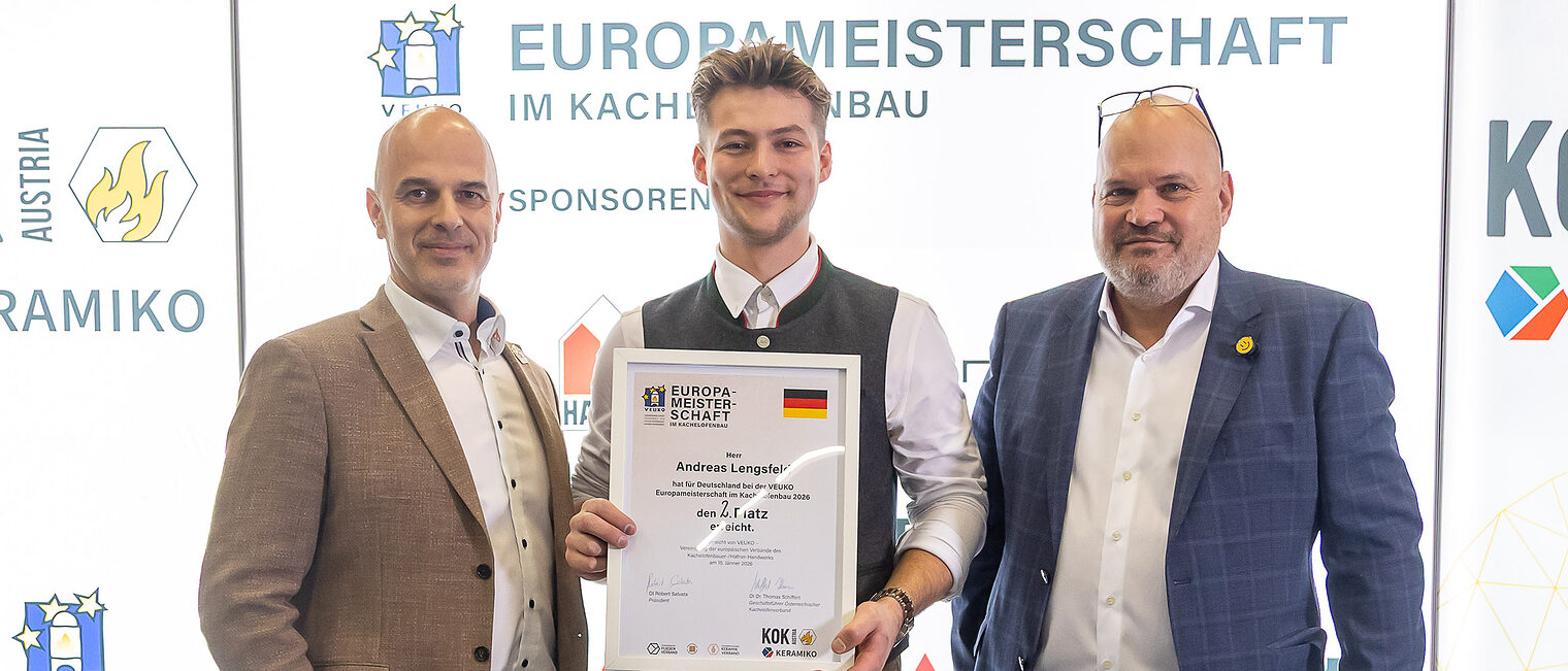 Vize-Europameister im Ofenbau Andreas Lengsfeld hält stolz das Zertifikat in den Händen. 