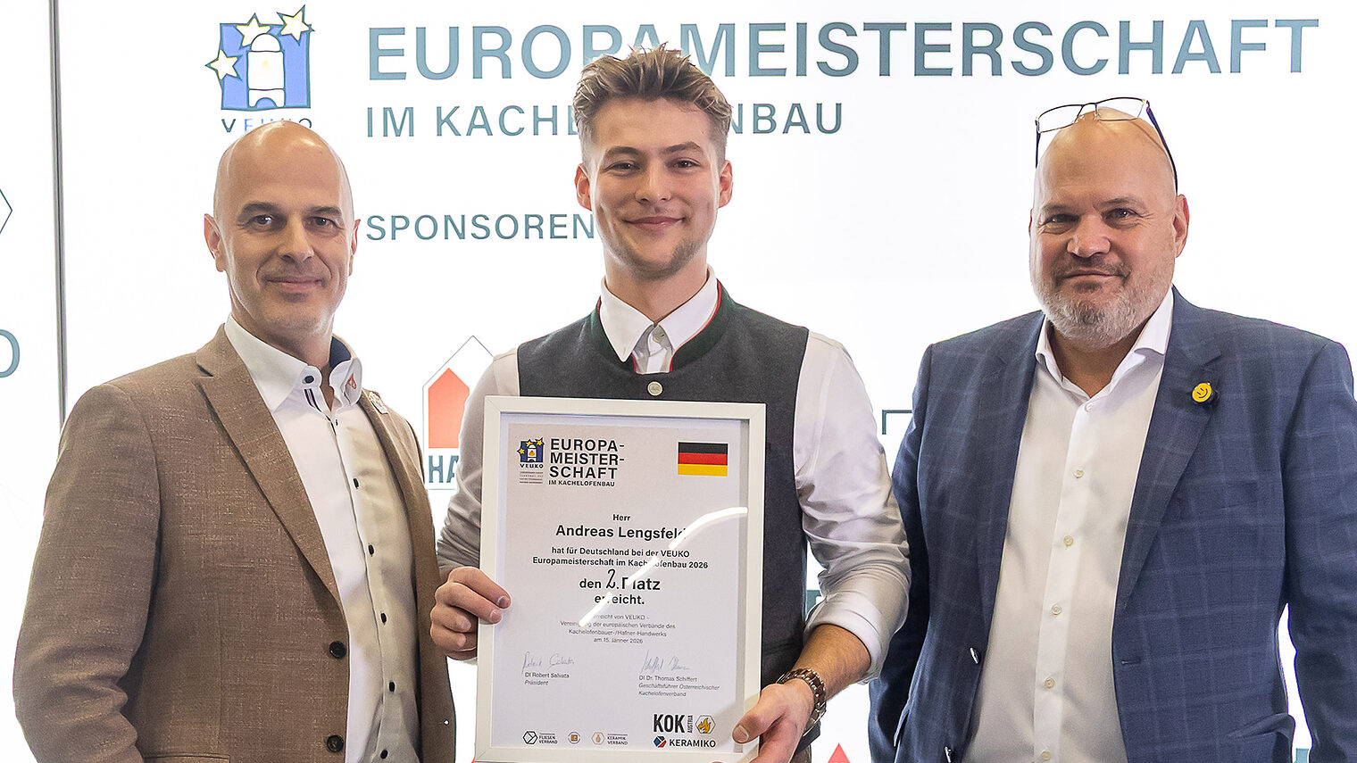 Vize-Europameister im Ofenbau Andreas Lengsfeld hält stolz das Zertifikat in den Händen. 