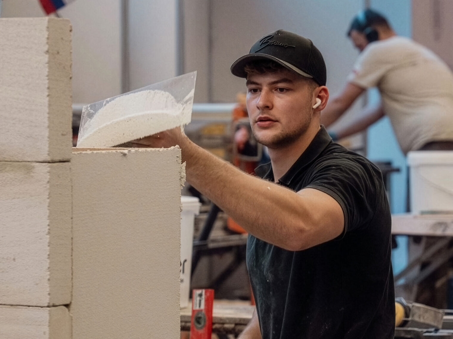 Andreas Lengsfeld ist hochkonzentriert: Bei der Europa-Meisterschaft geht’s beim Bau des Ofens um Millimeter.