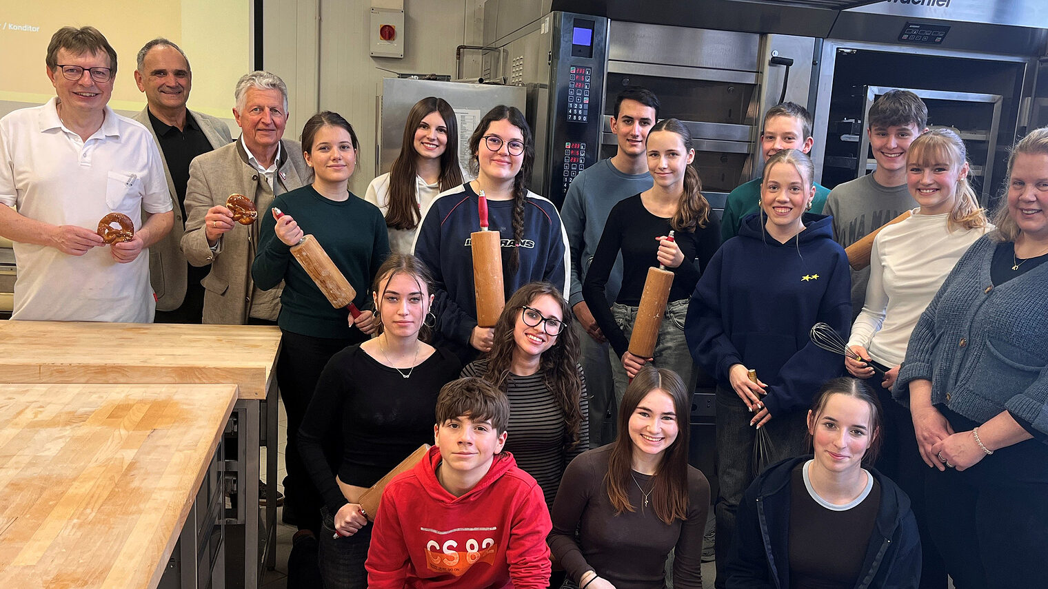 Die Zehntklässler des Gymnasiums Dingolfing mit Vertretern der Handwerkskammer in der Bäckerei des Bildungszentrums Straubing.
