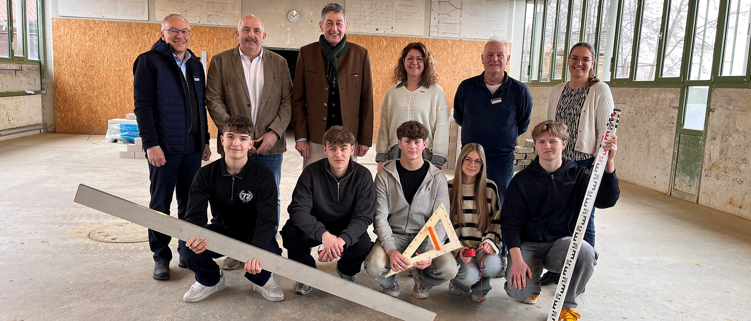 Die HWK-Vertreter und die Schüler beim Tag des Handwerks in Pfarrkrichen.