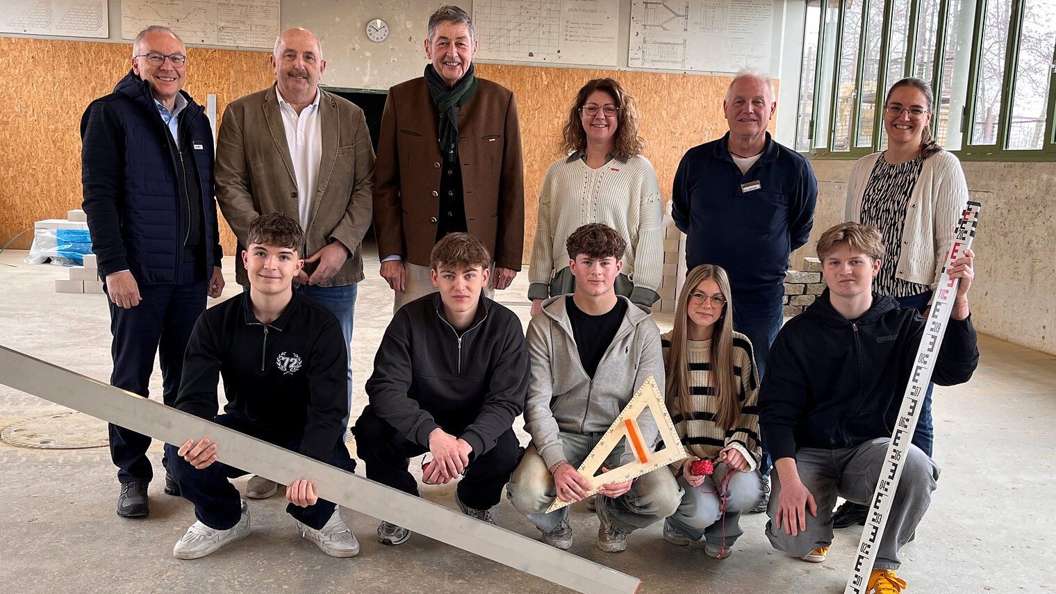 Die HWK-Vertreter und die Schüler beim Tag des Handwerks in Pfarrkrichen.