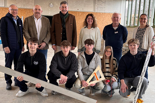 Die HWK-Vertreter und die Schüler beim Tag des Handwerks in Pfarrkrichen.