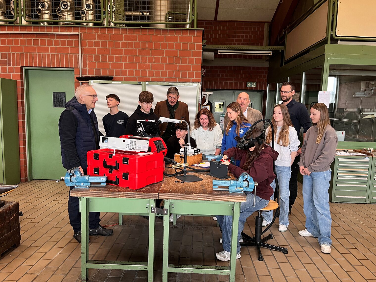 Schüler beim Tag des Handwerks in der Metallwerkstatt.