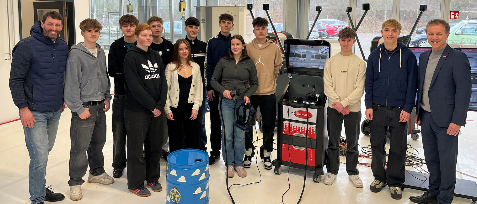 Die Schüler des Gymnasiums Lappersdorf mit Hans Schmidt (re.) und Benjamin Spiegler (li.).