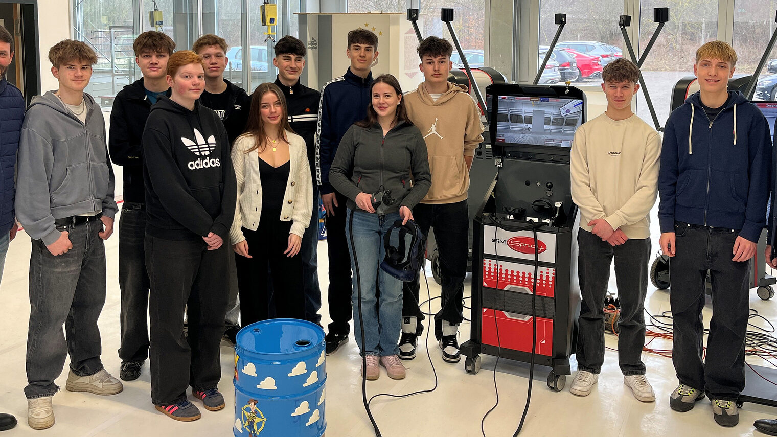Die Schüler des Gymnasiums Lappersdorf mit Hans Schmidt (re.) und Benjamin Spiegler (li.).