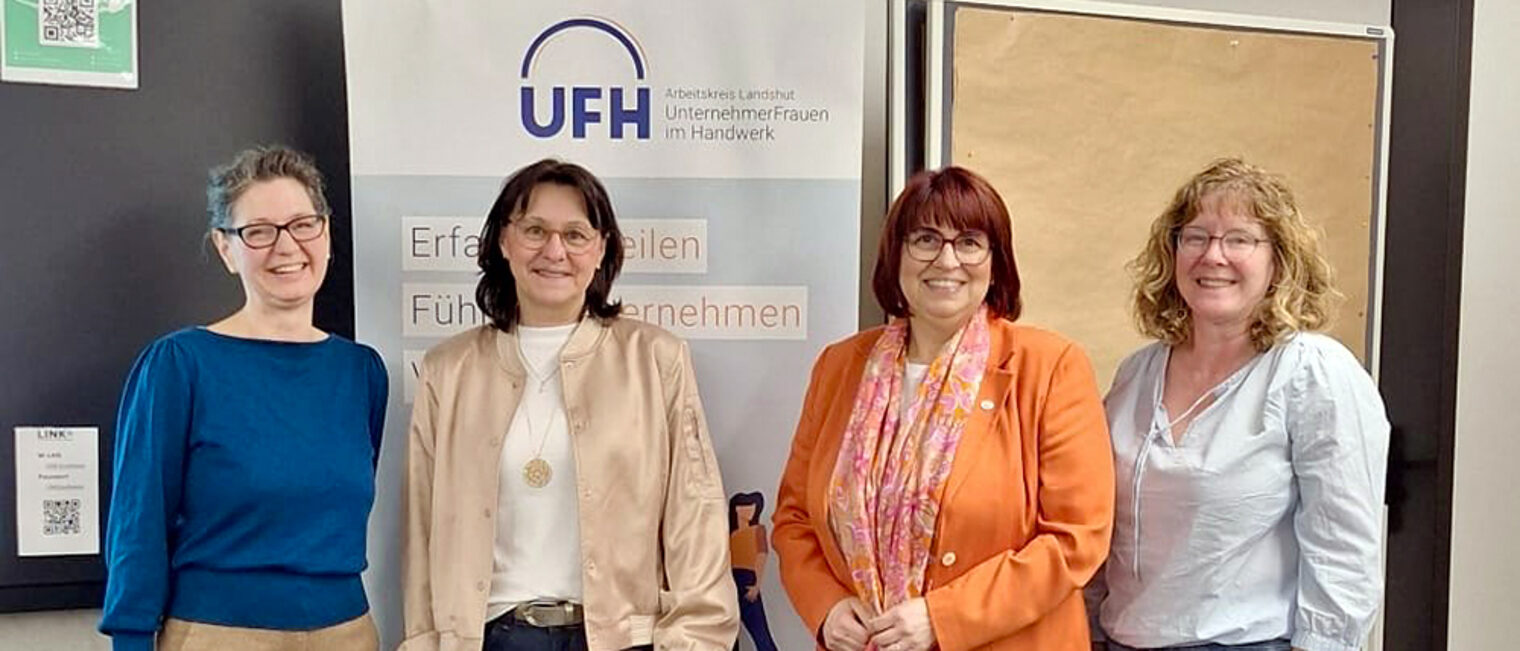 Die Referentin Alexandra Graßler und das Vorstandsteam der Unternehmerfrauen, AK Landshut, zeigen sich vor dem UFH-Aufsteller.
