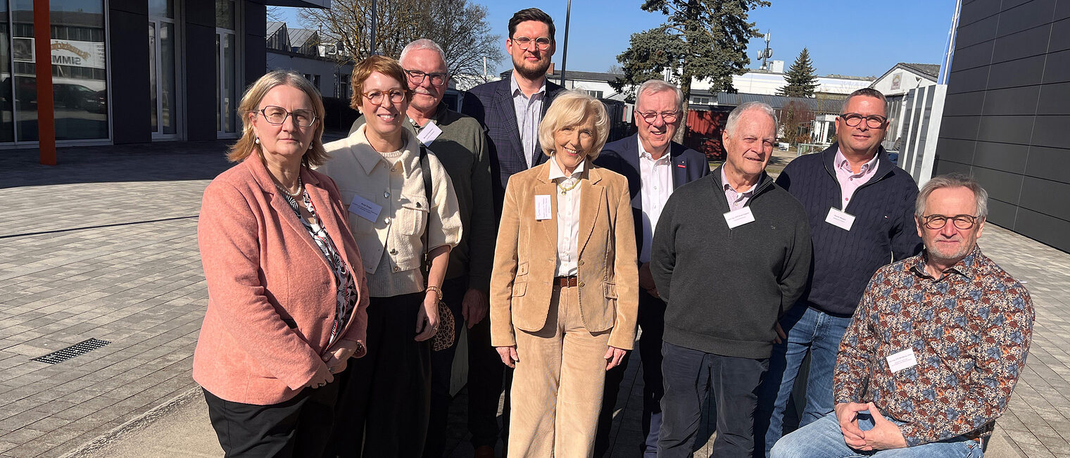 Die Mitveranstalter des ostbayerischen Sachverständigentags vor der Kammerhauptverwaltung in Regensburg. 