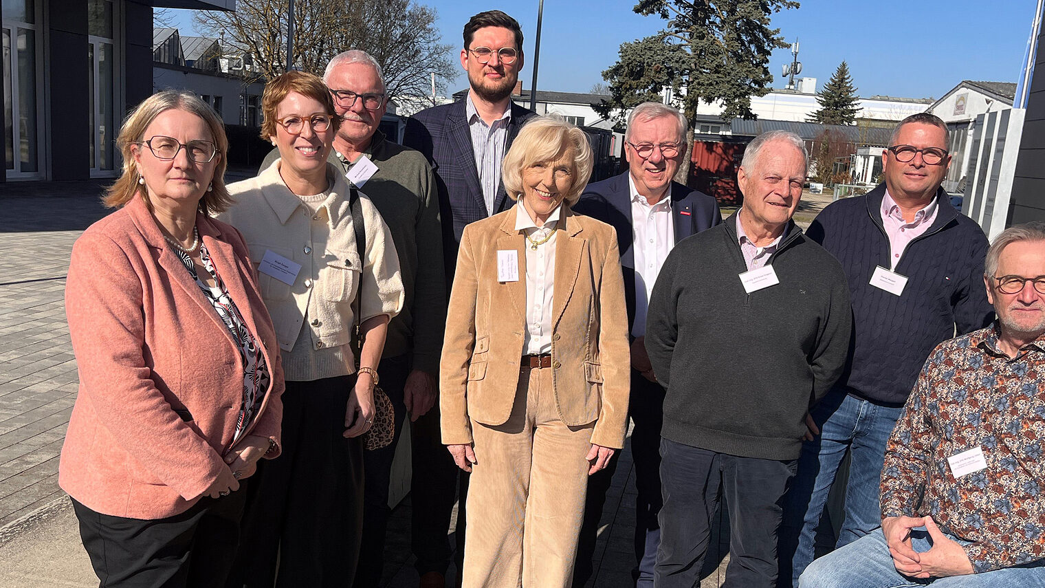 Die Mitveranstalter des ostbayerischen Sachverständigentags vor der Kammerhauptverwaltung in Regensburg. 
