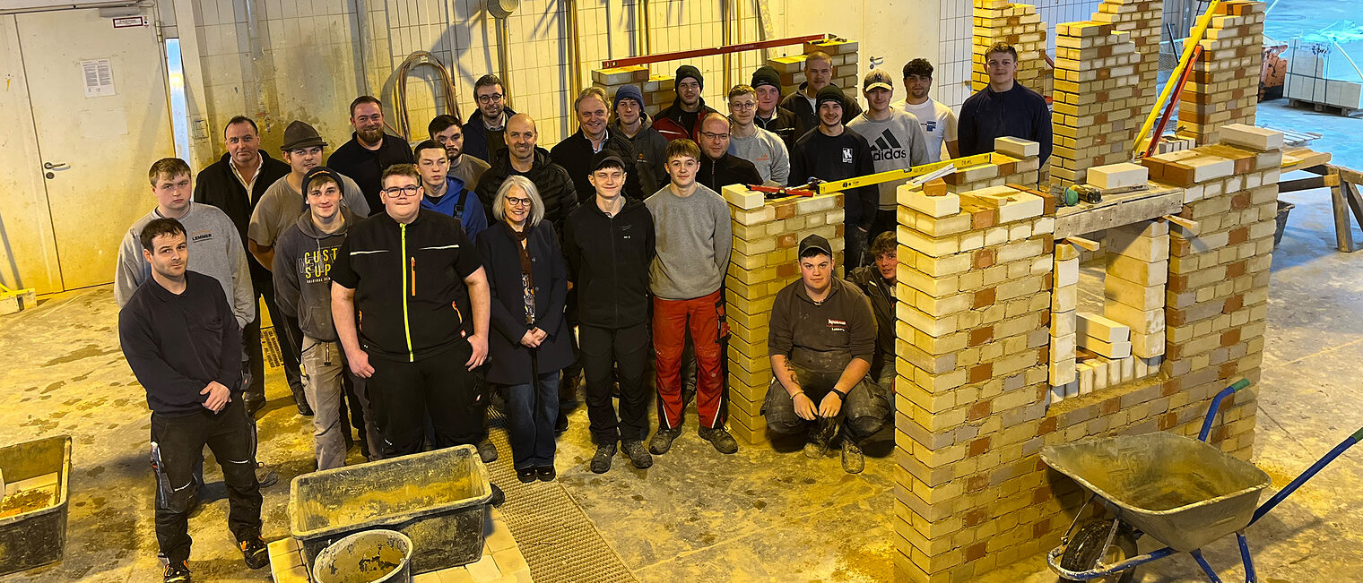 Der ÜLU-Kurs mit den Vertretern von Bau-Innung, Berufsschule und Handwerkskammer.