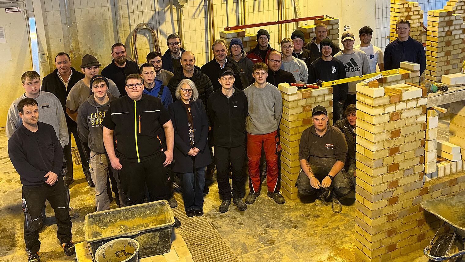 Der ÜLU-Kurs mit den Vertretern von Bau-Innung, Berufsschule und Handwerkskammer.