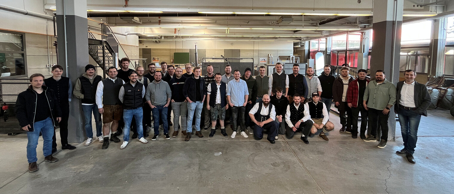 Die Absolventen des Meisterkurses Metallbau mit Kursleiter Peter Fitterer in der Metallhalle.