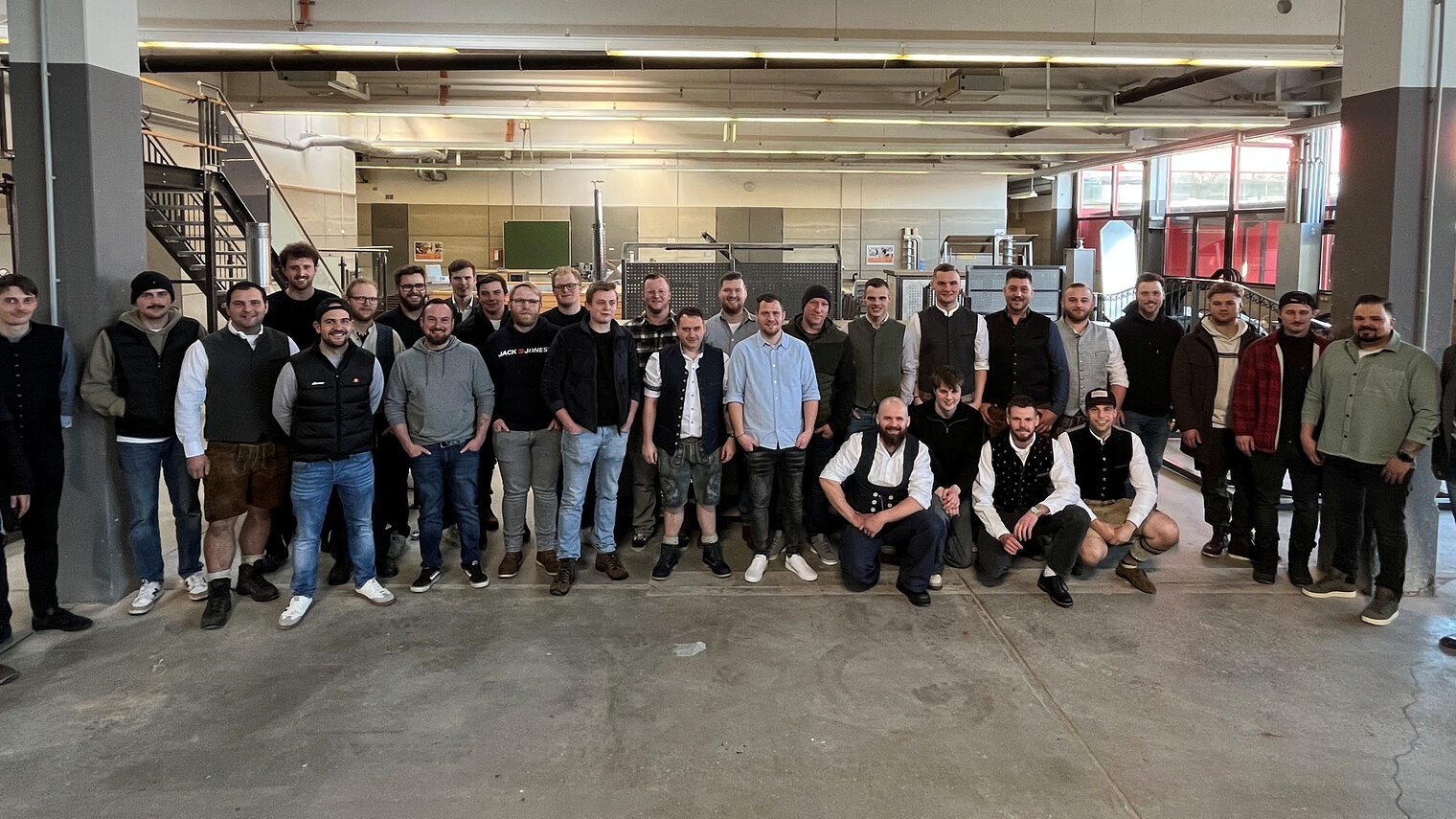 Die Absolventen des Meisterkurses Metallbau mit Kursleiter Peter Fitterer in der Metallhalle.