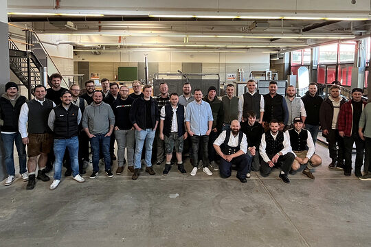 Die Absolventen des Meisterkurses Metallbau mit Kursleiter Peter Fitterer in der Metallhalle.