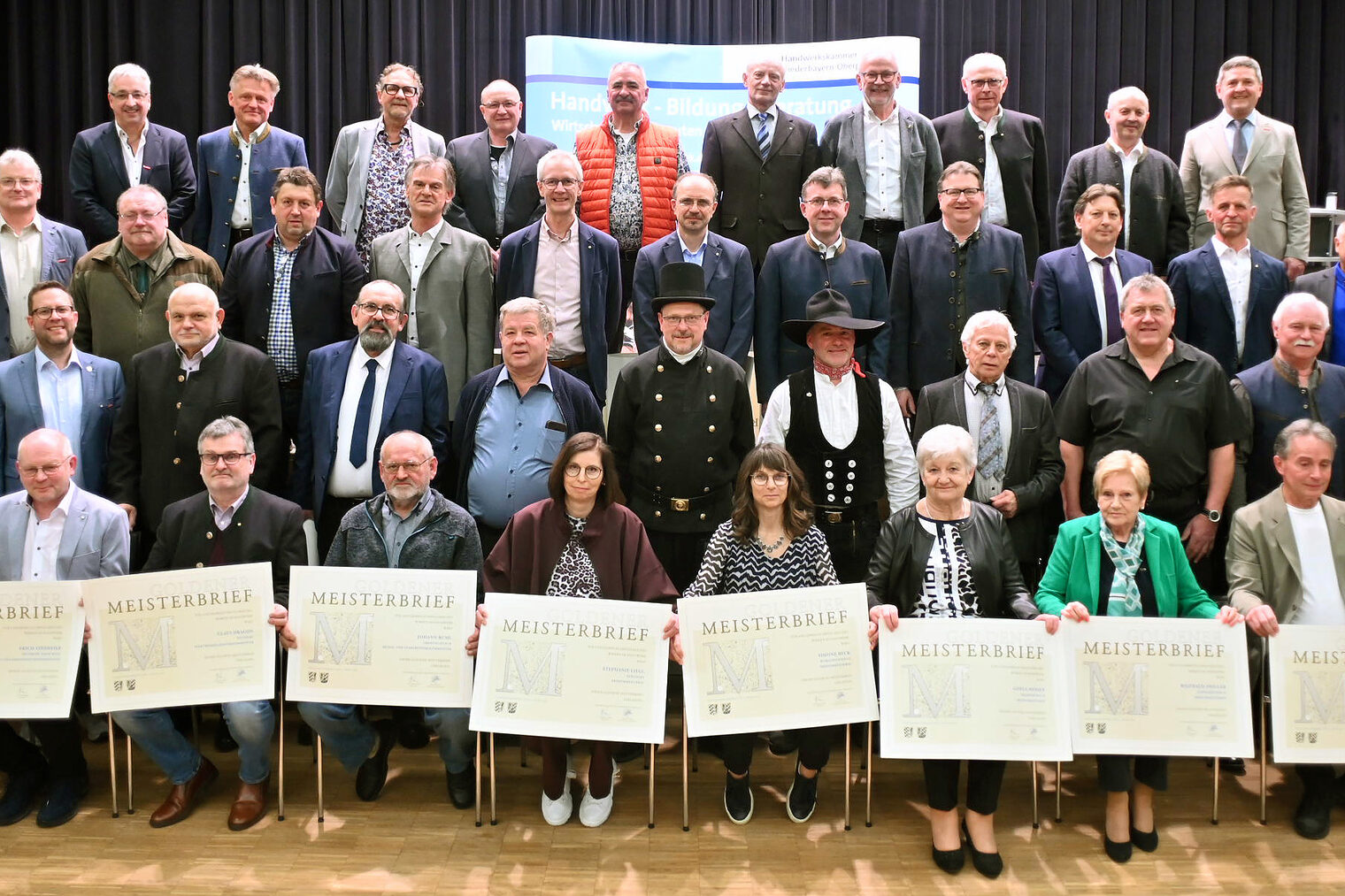 Die Handwerksmeisterinnen und -meister mit ihren Goldenen Meisterbriefen zusammen mit HWK-Vertretern und Ehrengästen im Saal.