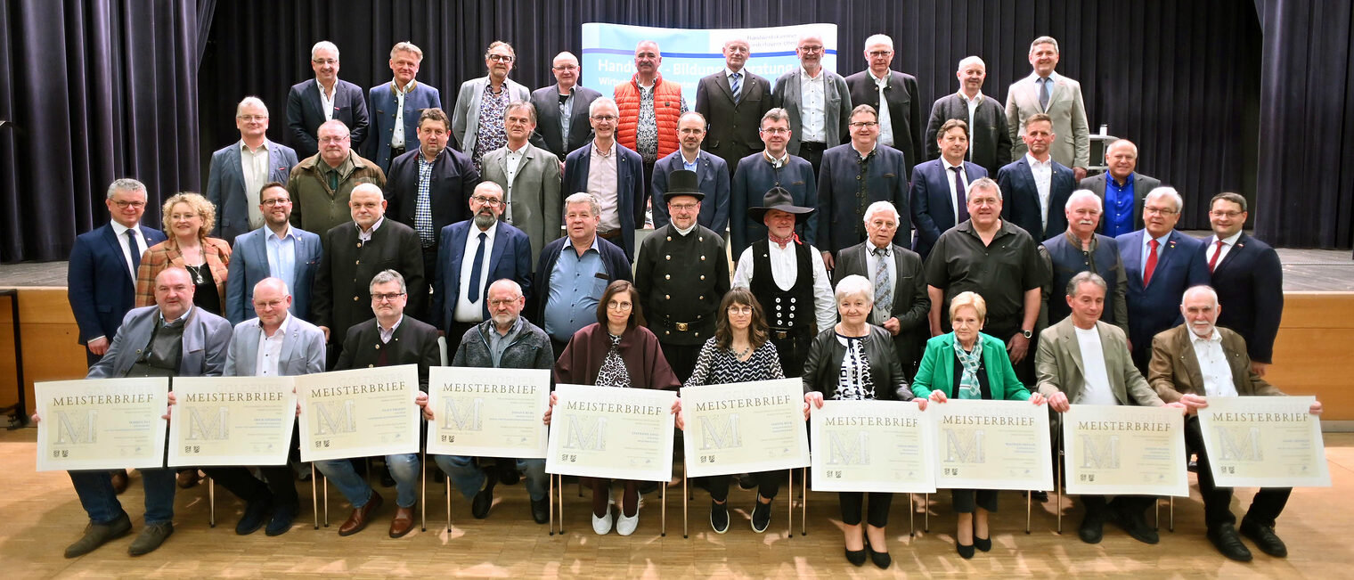 Die Handwerksmeisterinnen und -meister mit ihren Goldenen Meisterbriefen zusammen mit HWK-Vertretern und Ehrengästen im Saal.