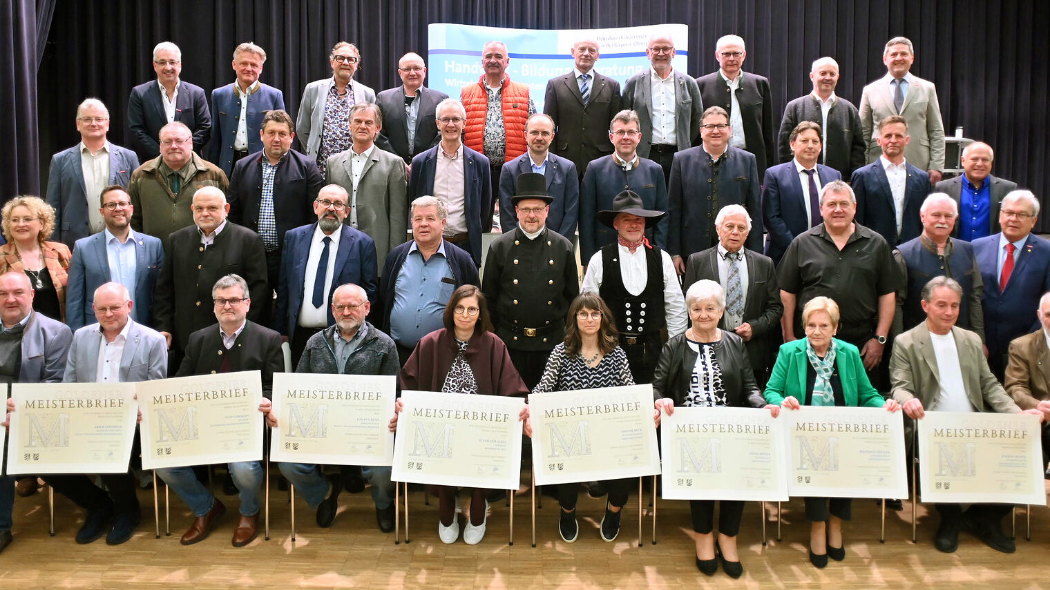 Die Handwerksmeisterinnen und -meister mit ihren Goldenen Meisterbriefen zusammen mit HWK-Vertretern und Ehrengästen im Saal.