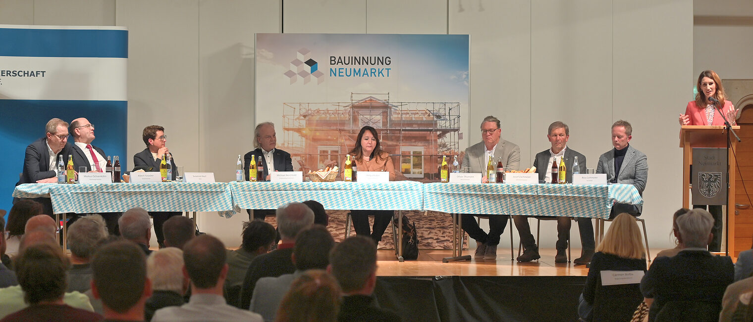 Die KHS Neumarkt lud mit der Bau- und Zimmerer-Innung zu einer Podiumsdiskussion in den Festsaal der Residenz Neumarkt ein.