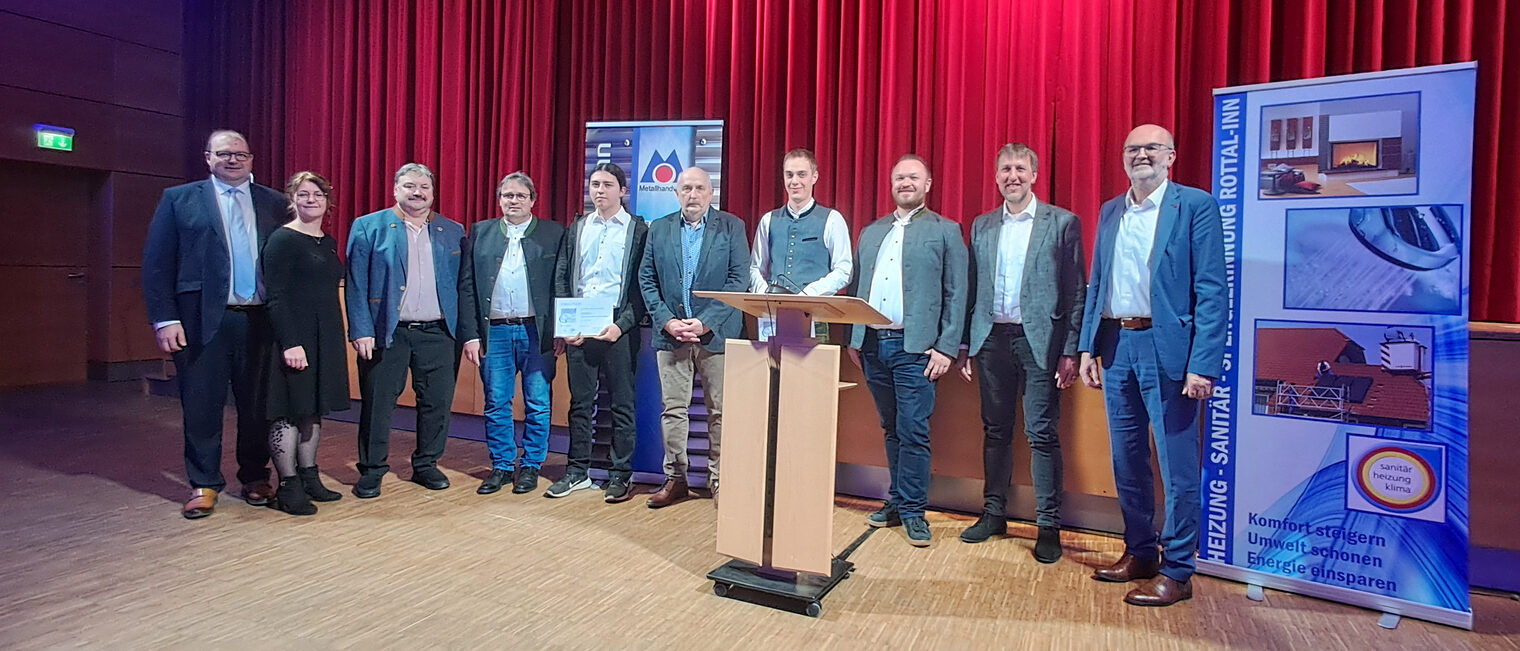 Die Prüfungsbesten Anlagenmechaniker mit den Ehrengästen.