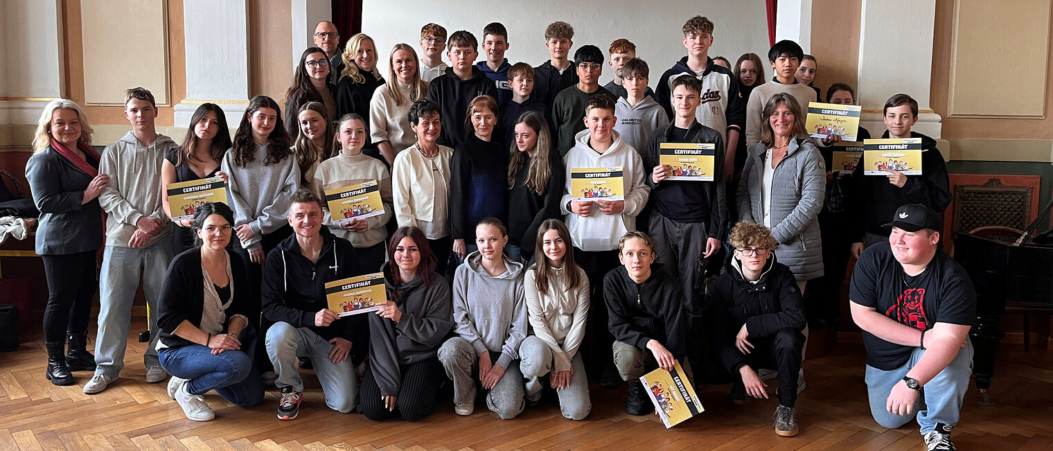 Vertreter und teilnehmende Schüler des Schüleraustausches. 