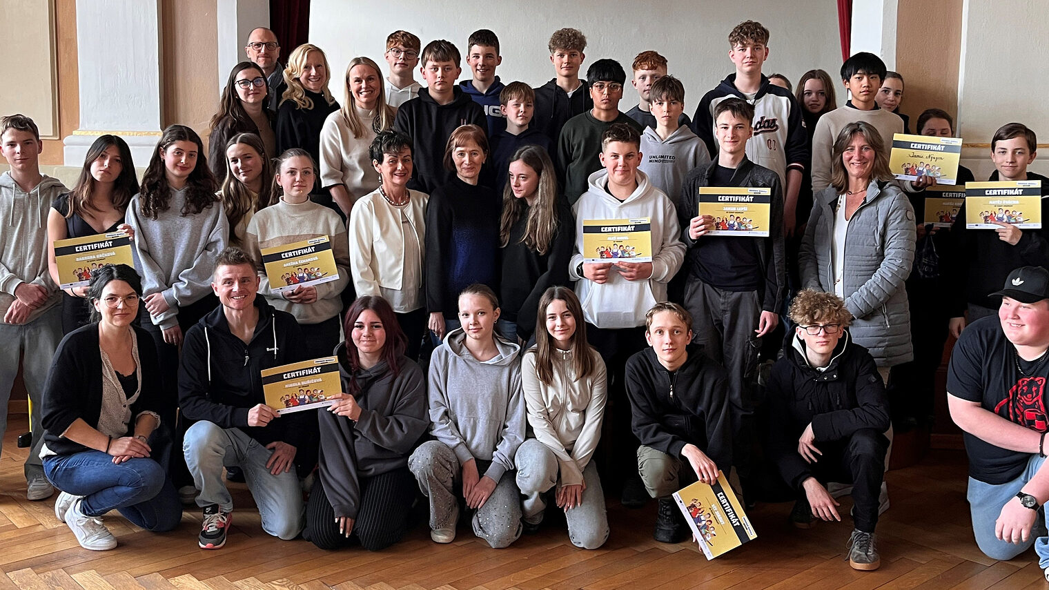 Vertreter und teilnehmende Schüler des Schüleraustausches. 