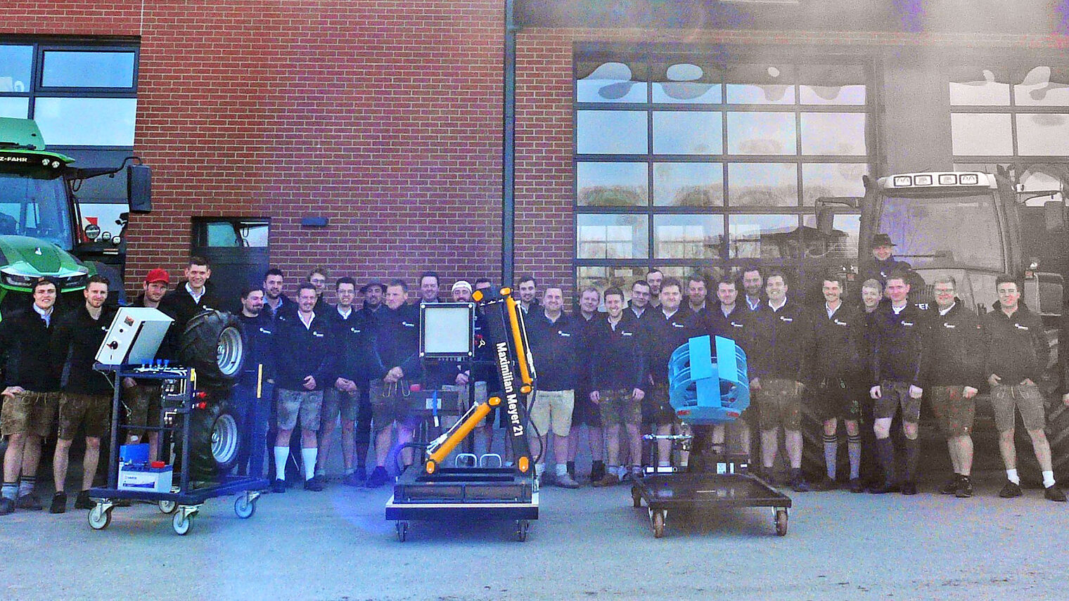 Die Absolventen des Land- und Baumaschinenmechatroniker-Meisterkurses 2026 in Landshut. 
