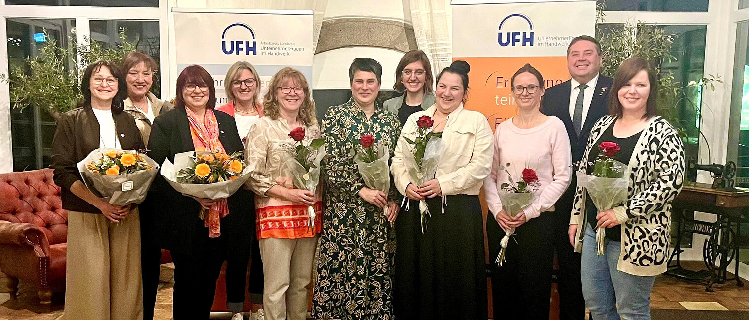 Die bisherige Vorstandschaft sowie die neue Vorstandschaft auf einem Bild. Die Damen halten Blumen und Rosen in den Händen. 