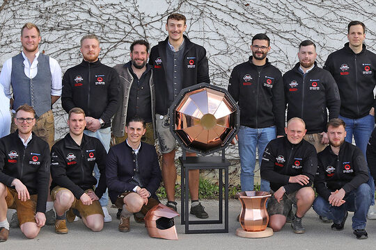 Die stolzen Jungmeister mit Kursleiter und HWK-Ausbilder. Die Meisterstücke sind in der Mitte des Bildes platziert.