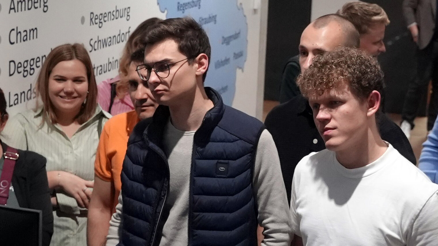 Den Betriebswirten wurden viele Beispiele zur KI-Anwendung vorgestellt. Sie sehen gespannt zu. 