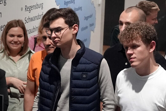 Den Betriebswirten wurden viele Beispiele zur KI-Anwendung vorgestellt. Sie sehen gespannt zu. 