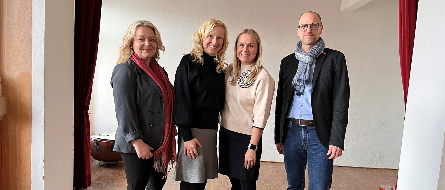 Die Projektverantwortlichen von "Handwerkshelden" feiern nach drei Jahren gemeinsam den Abschluss des Projektes.