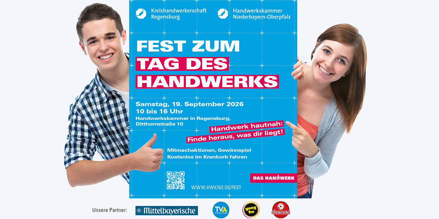 Zwei Jugendliche zeigen ein Plakat in die Kamera, auf dem das Fest zum Tag des Handwerks beworben wird. 