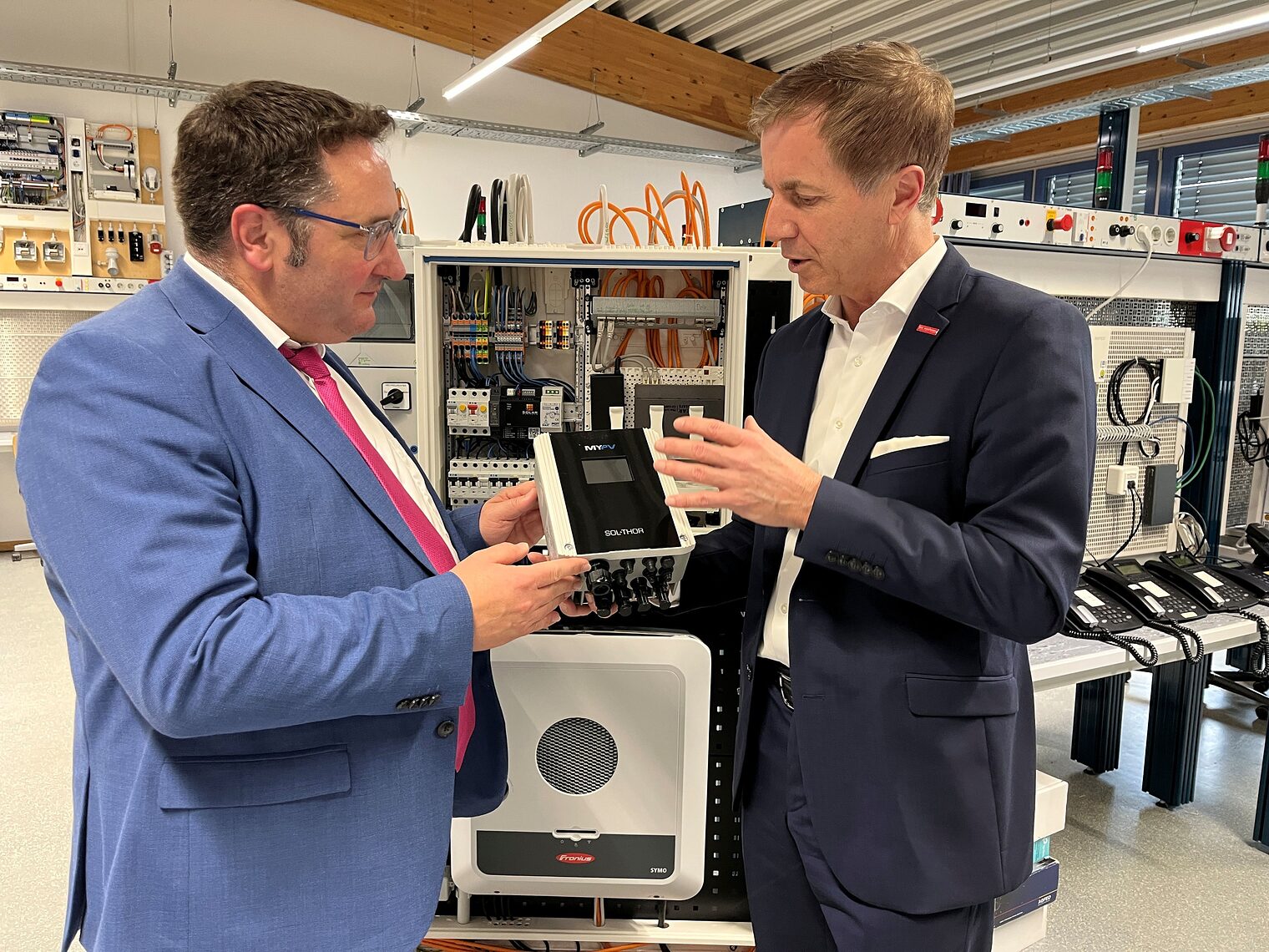 Stv. HGF Schmidt präsentiert Staatssekretär Gotthardt die moderne Ausstattung in der Elektrowerkstatt des Bildungszentrums.